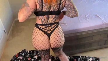 Skylar vox getting absolutely wrecked in those fishnets...